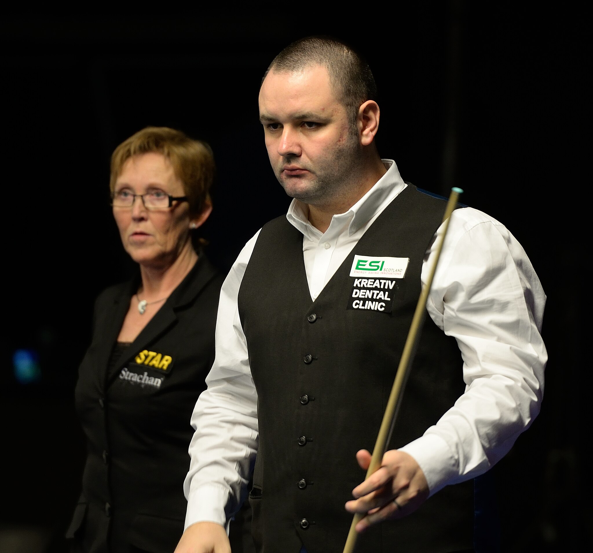 Файл:Stephen Maguire and Hilde Moens at Snooker German Masters (DerHexer) 2015-02-04 01.jpg