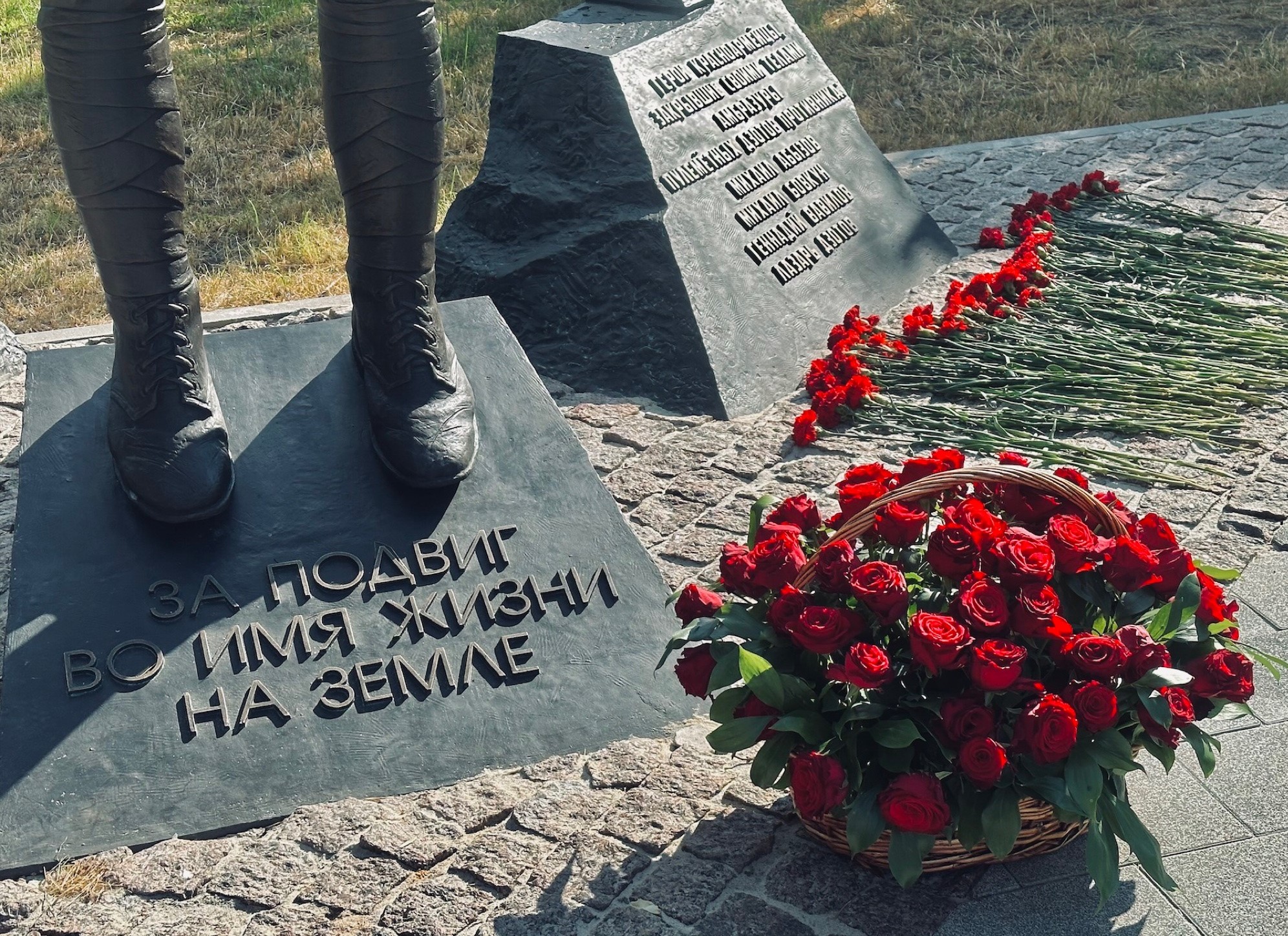 Памятник Защитникам Воронежа, закрывшим собой амбразуру 5.jpg
