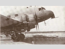 Луз под крылом самолёта Дакота перед испытаниями, 1959
