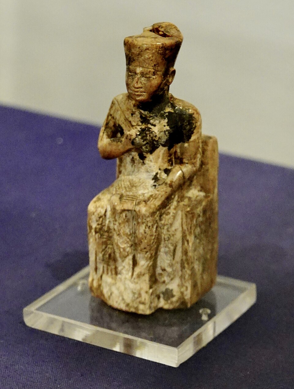 Kairo Museum Statuette Cheops 03 (cropped).jpg