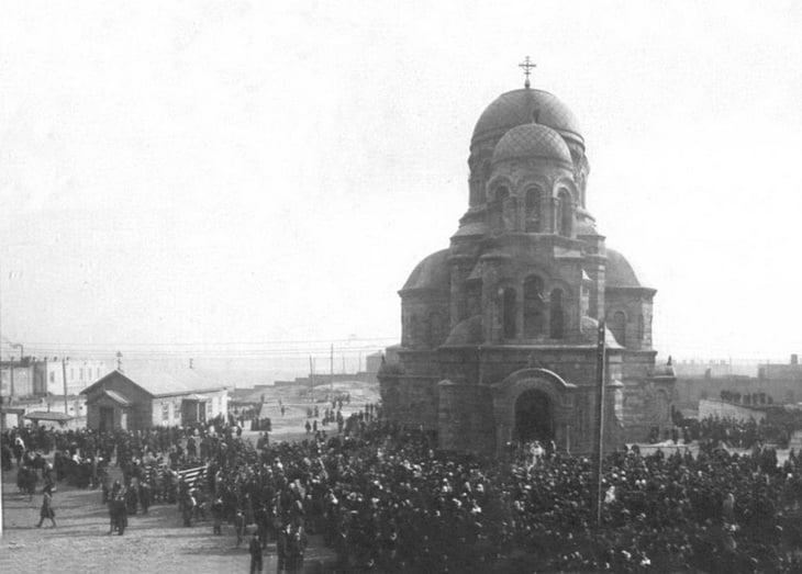 Освящение в 1904 году русской церкви на нефтяных промыслах Балаханы: построена в 1904-м, снесена Багировым в 1933 году