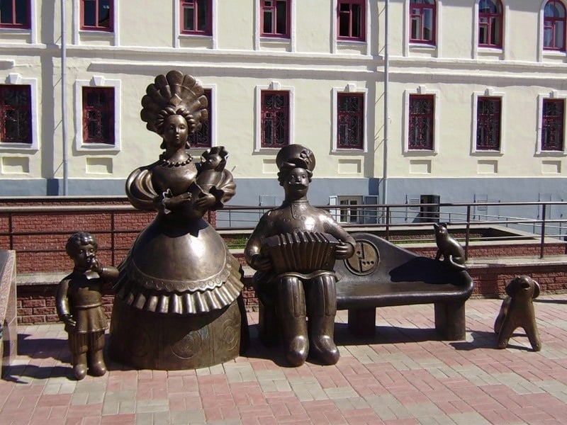 Скульптурная группа «Семья», выполненная по канонам дымковской игрушки