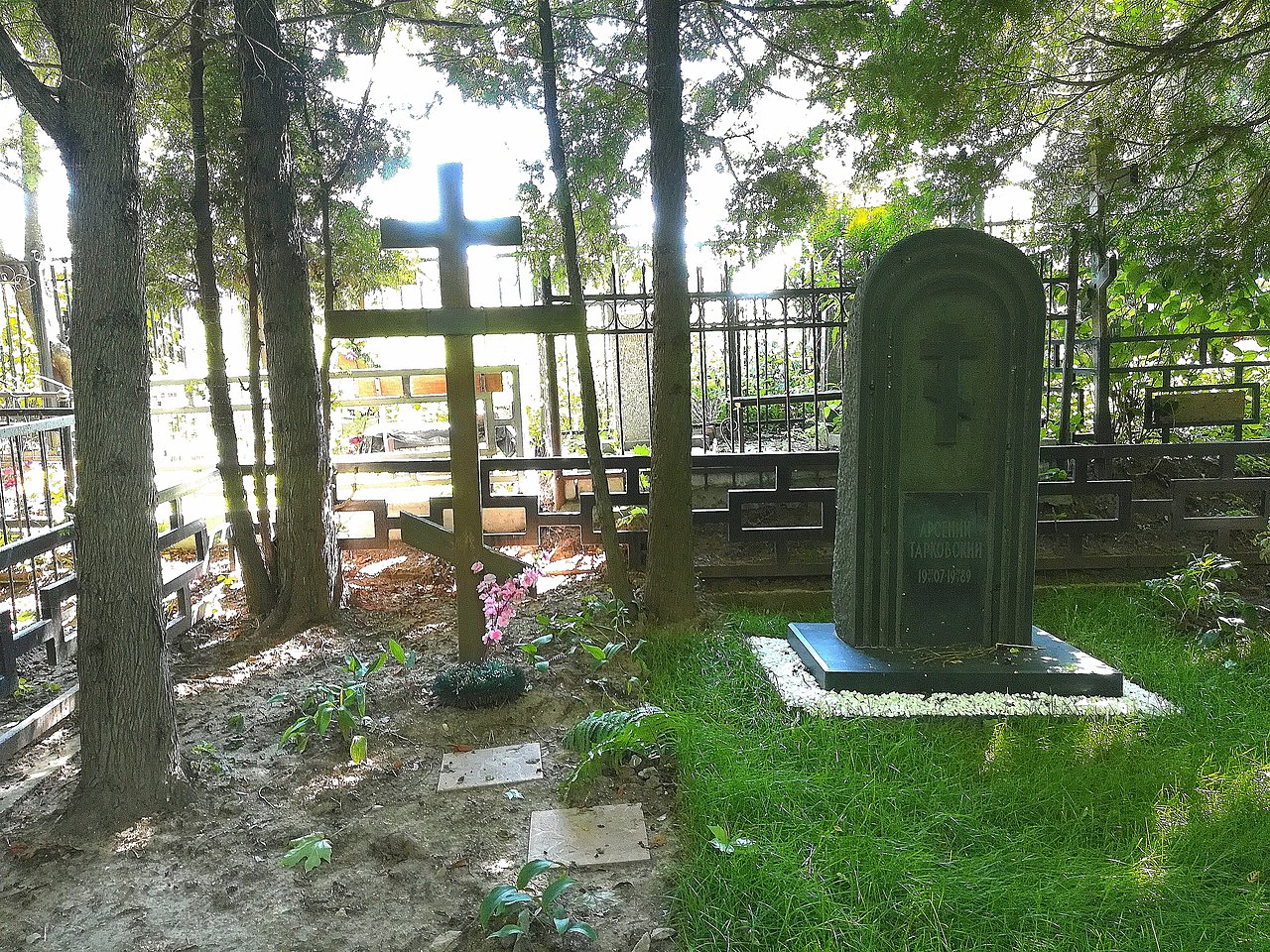 Памятный крест Андрею Тарковскому рядом с могилой отца на Переделкинском кладбище