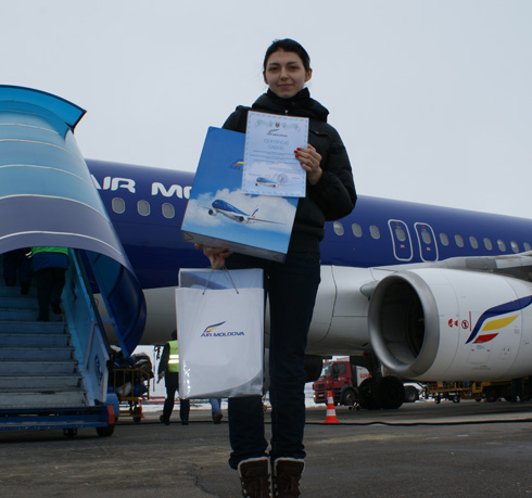 Файл:Награждённая транзитная пассажирка Air Moldova.jpg