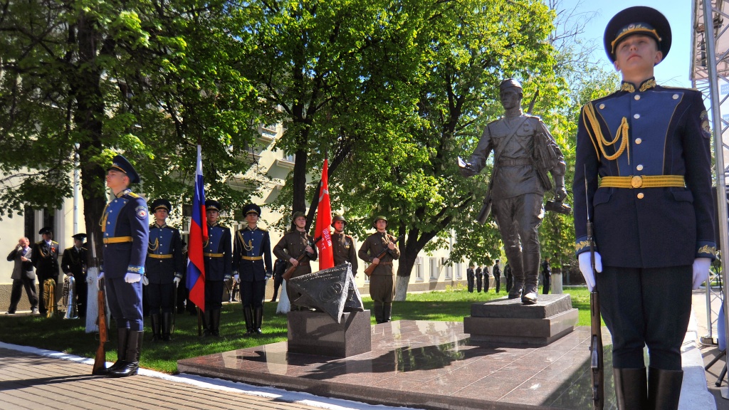 Церемония открытия памятника почтальону в Воронеже 2.jpg