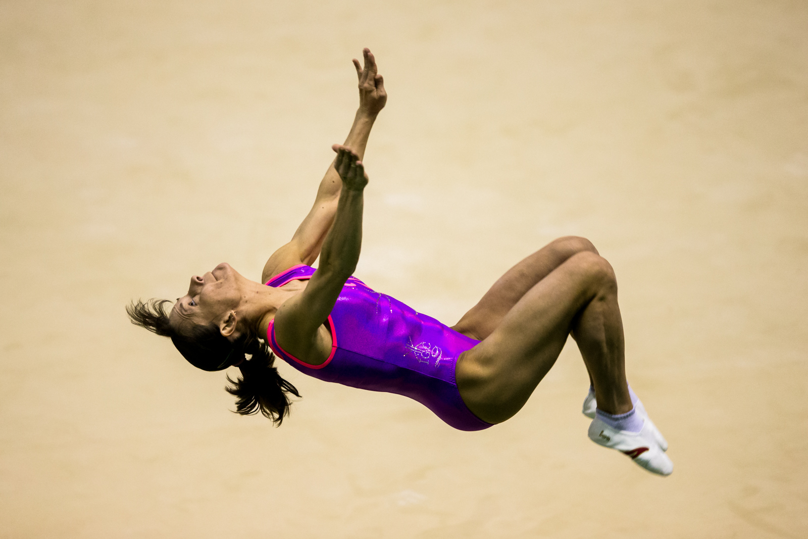Чусовитина переворачивается на полу во время тренировки на пьедестале почета на Олимпийских тестовых соревнованиях по художественной гимнастике 2016 года
